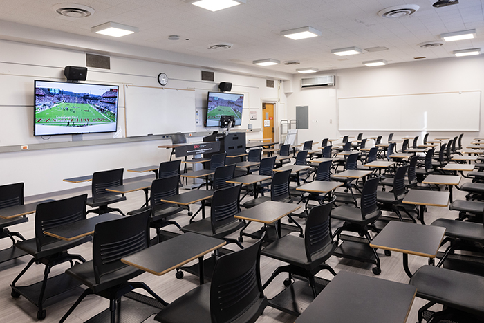 Classroom overview with chairs and two screens